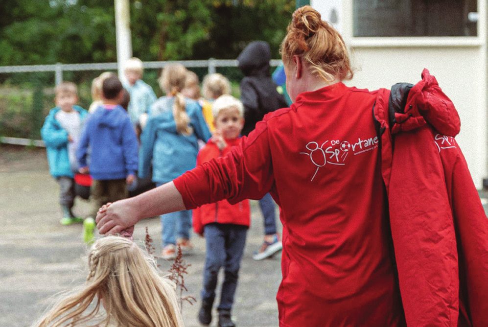 Begeleider van De Sportanen speelt een spel met kinderen
